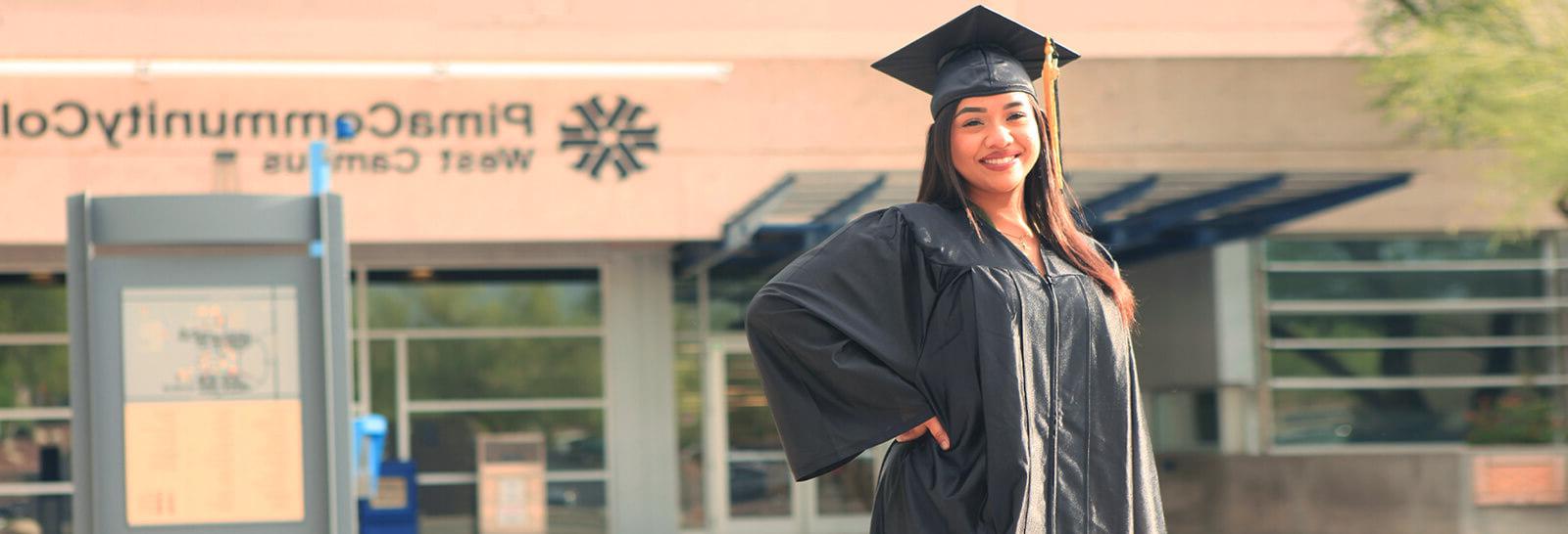 加布里埃拉·弗拉戈佐微笑着站在皮马大学西校区学生服务中心外